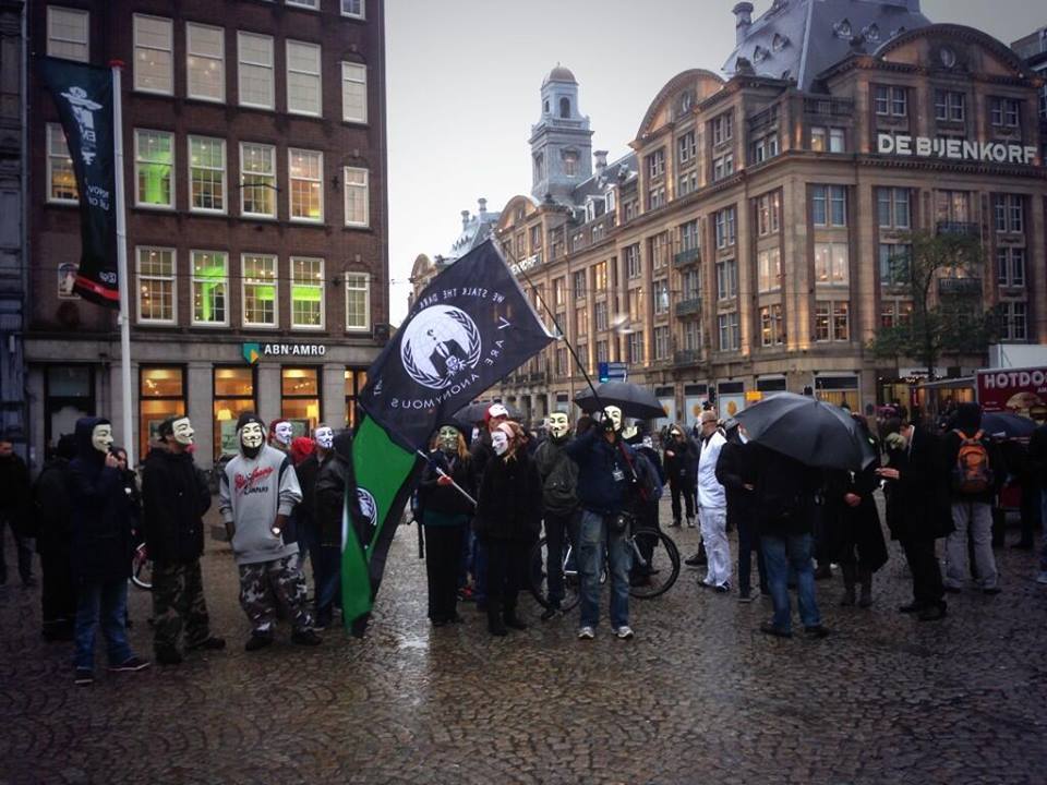amsterdam Foto: Masked Juta march di Tallinn dan tempat lain di dunia