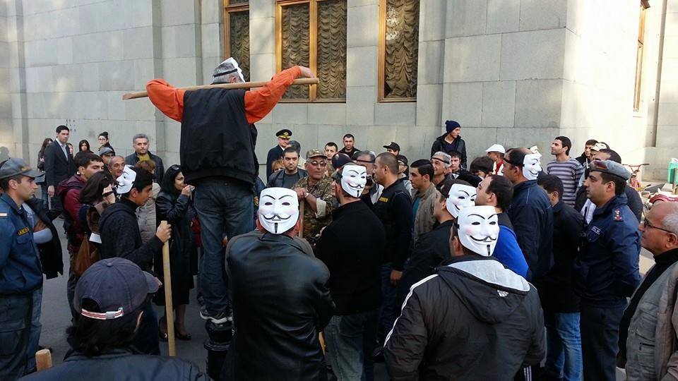 Armenia Foto: Masked Millionaire march di Tallinn dan tempat lain di dunia