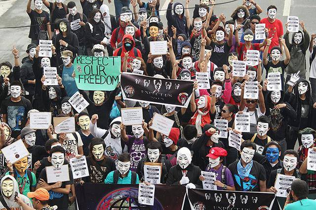 Filipin Gallery: Masked Jutaan march di Tallinn dan tempat lain di dunia