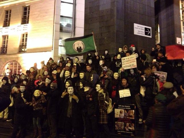 Paris Foto: Masked Juta march di Tallinn dan tempat lain di dunia