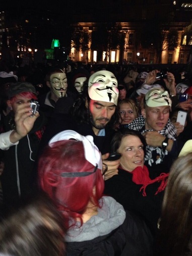 russell Gallery: Masked Jutaan march di Tallinn dan tempat lain di dunia