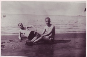 Kirjanik Eduard Vilde ja keemik Karl Luts rannas (1925)